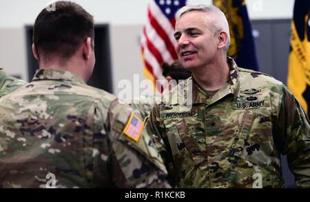 Brig. Gen. William J. Prendergast IV, Land Component Commander, schüttelt Hände mit Oklahoma Army National Guard Soldaten der 1186Th Militärpolizei Firma Sie zuhause in ihren überseeischen Bereitstellung während einer Demobilisierung Zeremonie, Okt. 14, 2018 Herzlich willkommen am Anderson Readiness Center in Salem, Oregon. Etwa 30 Soldaten, die in der Einheit im Einsatz in Afghanistan die Bereitstellung persönlicher Sicherheit Detail (PSD), Einzelpersonen und Gruppen von Einzelpersonen zu schützen. ( Stockfoto