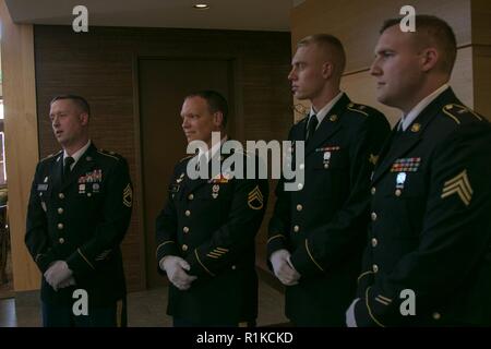 Sgt. 1. Klasse David Warren, Staff Sgt. Samuel Voss, SPC. Jared Gricius und Sgt. Jordan Smith, alle mit den 96th Sustainment Brigade, die Ehrengarde Dienstleistungen während einer Feier des Lebens, einschließlich der Aus- und Einklappen der Flagge, für Col (Ret.) Penelope Koch in Holladay, Utah, Oktober 13, 2018. Stockfoto