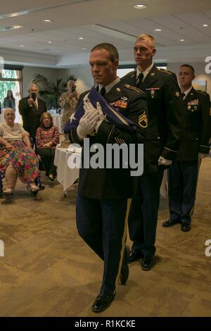 Staff Sgt. Samuel Voss, SPC. Jared Gricius und Sgt. 1. Klasse David Warren, alle mit den 96th Sustainment Brigade, die Ehrengarde Dienstleistungen während einer Feier des Lebens, einschließlich der Aus- und Einklappen der Flagge, für Col (Ret.) Penelope Koch in Holladay, Utah, Oktober 13, 2018. Stockfoto