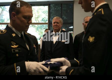 Oberstleutnant (Ret.) Bill Cook beobachtet Staff Sgt. Samuel Voss, SPC. Jared Gricius, beide mit den 96th Sustainment Brigade, die Ehrengarde Dienstleistungen während einer Feier des Lebens, einschließlich der Aus- und Einklappen der Flagge, für Col (Ret.) Penelope Koch in Holladay, Utah, Oktober 13, 2018. Stockfoto