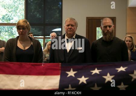 Oberstleutnant (Ret.) Bill Cook beobachtet Staff Sgt. Samuel Voss, SPC. Jared Gricius, beide mit den 96th Sustainment Brigade, die Ehrengarde Dienstleistungen während einer Feier des Lebens, einschließlich der Aus- und Einklappen der Flagge, für Col (Ret.) Penelope Koch in Holladay, Utah, Oktober 13, 2018. Stockfoto