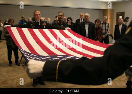 Staff Sgt. Samuel Voss und SPC. Jared Gricius, beide mit den 96th Sustainment Brigade, die Ehrengarde Dienstleistungen während einer Feier des Lebens, einschließlich der Aus- und Einklappen der Flagge, für Col (Ret.) Penelope Koch in Holladay, Utah, Oktober 13, 2018. Stockfoto