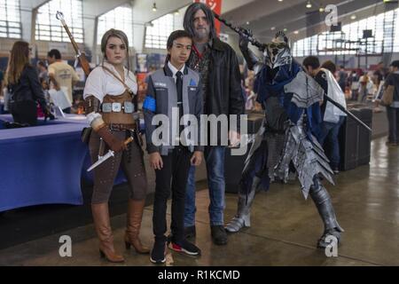 Cosplayer posieren für ein Foto während der okinawa Comic Con am Camp Foster, Okinawa, Japan, Okt. 14, 2018. Comic Con Okinawa, multigenre Unterhaltung Comic Convention, wurde im Jahr 2011 begonnen. Teilnehmer aus der ganzen Insel kleiden, wie Fantasy, Comic, Manga, und video spiel Zeichen für die Veranstaltung. Stockfoto