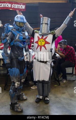 Cosplayer posieren für ein Foto während der okinawa Comic Con am Camp Foster, Okinawa, Japan, Okt. 14, 2018. Comic Con Okinawa, multigenre Unterhaltung Comic Convention, wurde im Jahr 2011 begonnen. Teilnehmer aus der ganzen Insel kleiden, wie Fantasy, Comic, Manga, und video spiel Zeichen für die Veranstaltung. Stockfoto