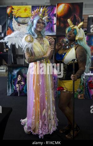 Cosplayer posieren für ein Foto während der okinawa Comic Con am Camp Foster, Okinawa, Japan, Okt. 14, 2018. Comic Con Okinawa, multigenre Unterhaltung Comic Convention, wurde im Jahr 2011 begonnen. Teilnehmer aus der ganzen Insel kleiden, wie Fantasy, Comic, Manga, und video spiel Zeichen für die Veranstaltung. Stockfoto