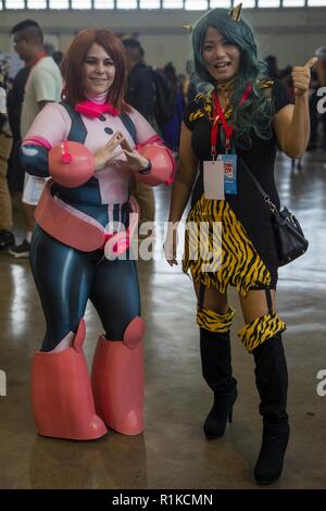 Cosplayer posieren für ein Foto während der okinawa Comic Con am Camp Foster, Okinawa, Japan, Okt. 14, 2018. Comic Con Okinawa, multigenre Unterhaltung Comic Convention, wurde im Jahr 2011 begonnen. Teilnehmer aus der ganzen Insel kleiden, wie Fantasy, Comic, Manga, und video spiel Zeichen für die Veranstaltung. Stockfoto