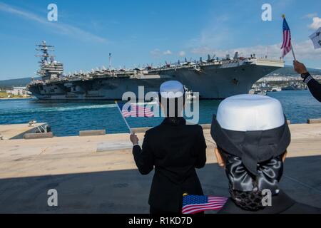 Insel Jeju, Republik Korea, (Okt. 2010) 12, 2018) Der Nimitz-Klasse nukleargetriebenen Flugzeugträgers USS Ronald Reagan (CVN 76) führt eine Drehung um 180 Grad drehen, während sie in den Hafen in der Republik Korea (ROK) Marine Basis in Jeju. Ronald Reagan ist Vorwärts - in die USA 7 Flotte Bereich für Maßnahmen zur Erhöhung der Sicherheit und Stabilität in der indopazifischen Region bereitgestellt. Stockfoto