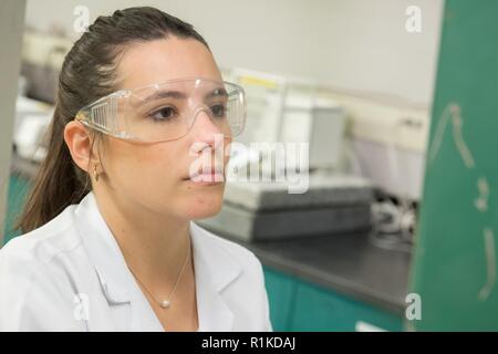 Brasilianische post-graduate-Forscher Isabella Costa verfolgt ihr Master of Science von der Universidade Pontifícia Universidade Católica do Rio de Janeiro. Stockfoto