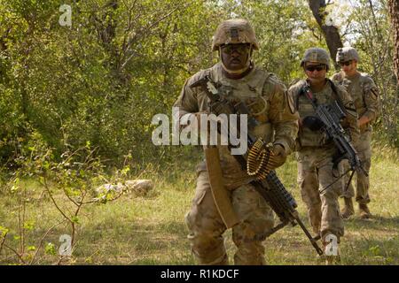 FORT HOOD, Tx.-A Gun Team von Co.C, 1.BATAILLON, 9 U.S. Cavalry Regiment, 2. gepanzerte Brigade Combat Team, bewegt sich zu ihrer Unterstützung durch Feuer während der Squad live - Feuer im Haus Creek Angriff Kurs Okt 11. ( Stockfoto