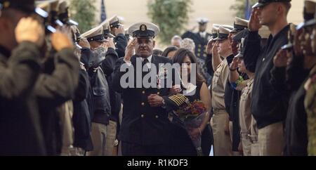 GREAT LAKES, Illinois (Okt. 12, 2018) zog sich der Master Chief Aviation Ordnanceman Oliver Braun und seine Familie erhalten Ehrungen von Training Befehl Rekrutieren (RTC) Chief Petty Officer nach seinem Ruhestand Zeremonie bei RTC. Braun zieht sich nach 30 Jahren der Naval Service. Mehr als 30.000 Rekruten Absolvent jährlich nur von Boot Camp der Marine. Stockfoto