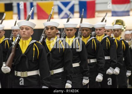 GREAT LAKES, Illinois (Okt. 12, 2018) Performance Division Rekruten durchführen bohren Bewegungen während eines pass-in-review Abschlussfeier in Midway zeremoniellen Exerzierhalle am Training Befehl rekrutieren. Mehr als 30.000 Rekruten Absolvent jährlich nur von Boot Camp der Marine. Stockfoto