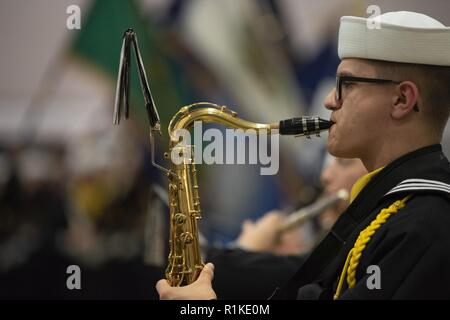 GREAT LAKES, Illinois (Okt. 12, 2018) eine Performance Division rekrutieren spielt Musik während eines pass-in-review Abschlussfeier in Midway zeremoniellen Exerzierhalle am Training Befehl rekrutieren. Mehr als 30.000 Rekruten Absolvent jährlich nur von Boot Camp der Marine. Stockfoto