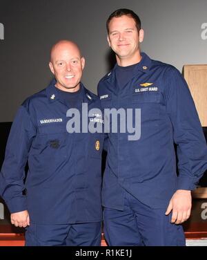 Master Chief Petty Officer der Coast Guard Jason M. Vanderhaden erkennt Petty Officer 2nd class Andrew Johnston, einer Luftfahrt überleben Techniker an Air Station Kodiak, für seine außerordentliche Leistung in Kodiak, Alaska, Okt. 15, 2018 stationiert. Aufgrund der Beschaffenheit des Geländes, Wetter und Klima das ganze Jahr über, Alaska hat auch unter härtesten Bedingungen für die Durchführung der Suche und Rettung. Stockfoto