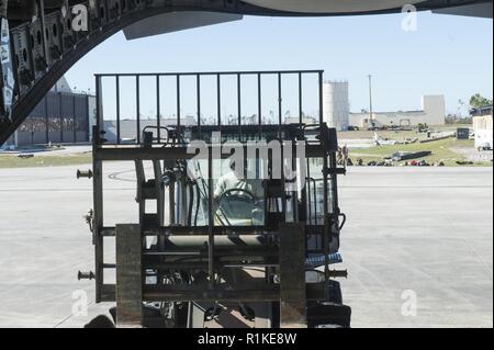 Staff Sgt. Adrian Jackson, 821St Contingency Response Squadron Antenne Porter, entlastet die Ladung von einem Travis Air Force Base C-17 Globemaster III, an der Tyndall Air Force Base in Florida, Okt. 12, 2018. Die Mobilität Flieger dieser Contingency response team bereitgestellt Schaden zu beurteilen und die Bedingungen festzulegen, die für die Initiation der Luftstrom, die dringend benötigte Ausrüstung, Vorräte und Personal für den Aufbau der Basisstation in die Folgen des Hurrikans Michael. AMC Ausrüstung und Personal stehen über der Nation noch mehr Unterstützung auf Anfrage zur Verfügung zu stellen. Stockfoto