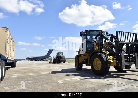 Antenne Torhüter der 821St Contingency Response Group position Ausrüstung in der Cargo Hof an Tyndall Air Force Base in Florida, Okt. 14, 2018 zugeordnet. Die Ausrüstung ist Teil der grundlegenden Expeditionary Flugplatz Einheit Ressourcen aus Holloman AFB, New Mexico, mit dem Wiederaufbau des Tyndall in der Nachmahd des Hurrikans Michael zu helfen. Ein Bär Paket hat die Fähigkeit, viele Air Force Vermögenswerte reparieren und wiederherstellen, die Mission-ready Geräten für globale Macht und Reichweite. Stockfoto