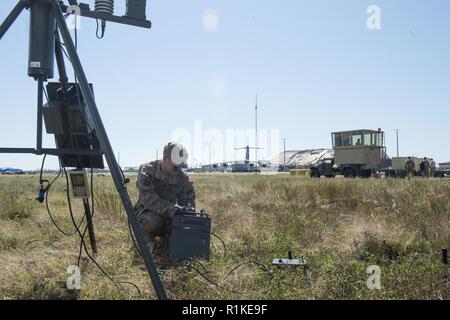 Master Sgt. Nathan Tawbush, 821St Contingency Response Squadron wetter Specialist, eine taktische meteorologische Beobachtung, bei der Tyndall Air Force Base in Florida, Okt. 14, 2018. Die Mobilität Flieger dieser Contingency response team bereitgestellt Schaden zu beurteilen und die Bedingungen festzulegen, die für die Initiation der Luftstrom, die dringend benötigte Ausrüstung, Vorräte und Personal für den Aufbau der Basisstation in die Folgen des Hurrikans Michael. AMC Ausrüstung und Personal stehen über der Nation noch mehr Unterstützung auf Anfrage zur Verfügung zu stellen. Stockfoto