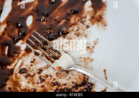 Weiße leere schmutzige Teller. Schokolade Kuchen fertig ist. Nach oben Text anzeigen. Stockfoto