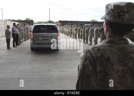 Die Reste der U.S. Army Staff Sgt. Marshall F. Kipina werden aus der Verteidigung POW/MIA Accounting Agentur (DPAA) während eine Änderung des Sorgerechts Zeremonie am Joint Base Pearl Harbor-Hickam, Hawaii, Okt. 15, 2018 transportiert. Kipina vermisst in Aktion im Juli 1966, als sein Flugzeug vermisst während einer Nacht überwachung Mission von Phu Bai Flugplatz über Attapu Provinz, von Laos, Demokratische Republik. Die Reste werden in den nationalen Friedhof von Arlington, Virginia, wo er mit allen militärischen Ehren beigesetzt werden transportiert werden. DPAA leitet globale Suche, Wiederherstellung und den Laborbetrieb Stockfoto