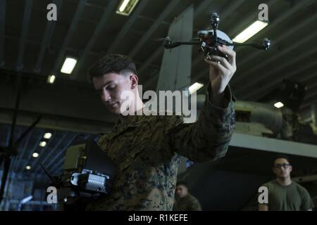 Lance Cpl. Michael Misbach, eine Intelligenz Spezialist mit Bataillon Landung Team, 2nd Battalion, 5th Marines, betreibt eine Instant Eye Mk-2 GEN 3 - 0 kleine unbemannte System während einer Inspektion an Bord der Amphibisches Schiff USS Wasp (LL 1), unterwegs in das Südchinesische Meer, Okt. 11, 2018. Marines mit der 31 Marine Expeditionary Unit Bodenkampf Element getestet Die Instant Eye betriebliche Nähe Aufklärung im Herbst Patrouille zu gewährleisten. Misbach, ein Eingeborener von New Haven, Connecticut, graduiert von Haven High School im Juni 2014. Er trug Januar 2017. Th Stockfoto