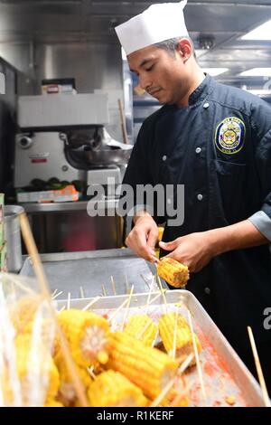 Mittelmeer (Okt. 2010) 14, 2018) - Kulinarische Specialist Seaman Andrew Hernandez bereitet das Abendessen an Bord der Arleigh-Burke-Klasse geführte Anti-raketen-Zerstörer USS Ross (DDG71) im Mittelmeer, Okt. 14, 2018. Ross, Vorwärts - Rota, Spanien bereitgestellt werden, wird auf der siebten Patrouille in den USA 6 Flotte Bereich der Maßnahmen zur Unterstützung der US-amerikanischen nationalen Sicherheitsinteressen in Europa und in Afrika. Stockfoto