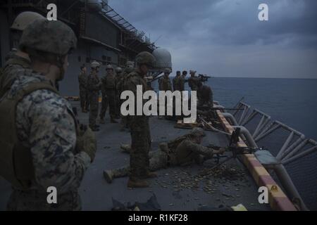 Marines mit Amphibious Reconnaissance Platoon das Feuer des 31 Marine Expeditionary Unit-M 240 B mittlere Maschinengewehre, ein M2. 50-Kaliber Browning Machine Gun und M249 automatische Waffen der Gruppe während der Treffsicherheit der Ausbildung an Bord der Amphibisches Schiff USS Wasp (LL 1), unterwegs in der East China Sea, Okt. 16, 2018. Die Marines mit ARP-spezialisiert auf Close-quarters Taktiken bei amphibischen Operationen. Die 31. MEU, das Marine Corps' nur kontinuierlich vorwärts - bereitgestellt MEU, bietet eine flexible Kraft bereit, ein breites Spektrum an militärischen Operationen im indopazifischen Region durchzuführen. Stockfoto