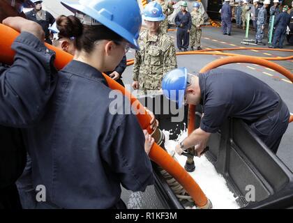 NEWPORT NEWS, Virginia (Okt. 2010) 11, 2018) Segler auf USS Gerald R. Ford (CVN 78) Praxis mit de-tränkanlagen während damage control Olympics an Bord des Schiffes zugeordnet. Ford wird derzeit in post-shakedown Verfügbarkeit Huntington Ingalls Branchen Newport News Shipbuilding. Stockfoto