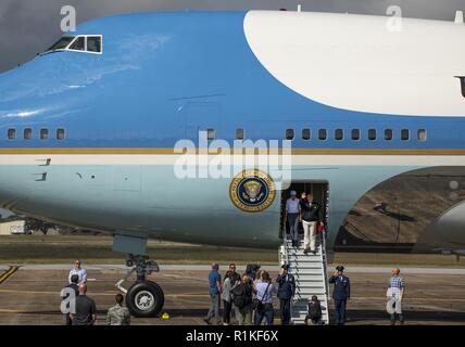 Präsident Donald J. Trumpf Wellen als Er verlässt Air Force One in Eglin Air Force Base, Fla., Okt. 15. Trump gestoppt bei Eglin auf dem Weg nach Panama City die Verwüstung durch den Hurrikan Michael zu sehen. Der Präsident verlassen, Air Force One, mit Florida trafen und Base Führung, sowie die Medien vor der Abreise in den Osten auf seinen Hubschrauber. Stockfoto