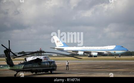 Air Force One Taxis von Marine One in Eglin Air Force Base, Fla., Okt. 15. Präsident Donald J. Trumpf gestoppt bei Eglin auf dem Weg nach Panama City die Verwüstung durch den Hurrikan Michael zu sehen. Der Präsident verlassen, Air Force One, mit Florida trafen und Base Führung, sowie die Medien vor der Abreise in den Osten auf seinen Hubschrauber. Stockfoto