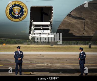 Ein Chief Master Sergeant und eine tech Sergeant stehen außerhalb der Air Force One zu den Stufen steigen an der Eglin Air Force Base, Fla., Okt. 15. Der Flieger stand am unteren Ende der Treppe und Grüßte als Präsident Donald J. Trumpf das Flugzeug verlassen. Trump gestoppt bei Eglin auf dem Weg nach Panama City die Verwüstung durch den Hurrikan Michael zu sehen. Stockfoto