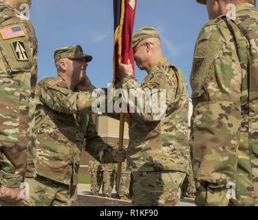 Command Sgt. Maj. Steven Bischof, abgehenden älteren eingetragenen Berater für die 76th Infantry Brigade, 38th Infantry Division, Indiana Army National Guard, übergibt die Brigade Farben zu Oberst Robert Burke, abgehende Brigadegeneral bei einem Befehl Zeremonie, die einen neuen Kommandanten und Senior noncommissioned Officer, Samstag, Oktober 13, 2018 in Lawrence, Indiana installiert. Stockfoto