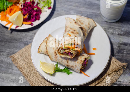 Türkische traditionelle Lebensmittel; Lahmacun ist auf vintage Tisch. Neben serviert mit Salat und Buttermilch. Stockfoto