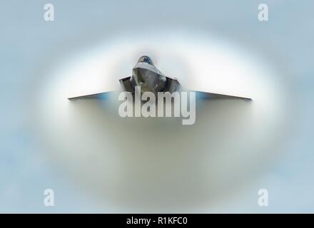 Kapitän Andrew "Dojo" Olson, F-35 Heritage Flight Team Pilot und Commander führt einen schnellen Pass in einem F-35 ein Lightning II während die Glocke Fort Worth Alliance Air Show 14.10.2018, Fort Worth, Texas. Mit der größten single - Motor überhaupt in ein Kampfflugzeug gebaut, die F-35 ist in der Lage mit Geschwindigkeiten bis zu 1,6-facher Schallgeschwindigkeit ausgestattet. Stockfoto