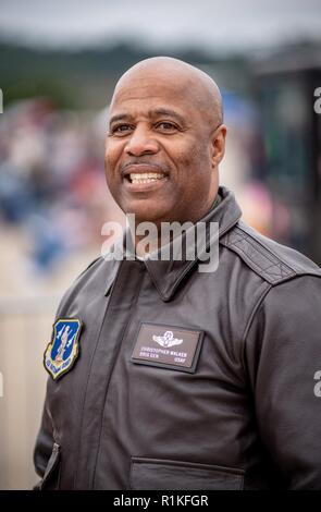 Charleston, W. Virginia. (Okt. 2010) 13, 2018) West Virginia Air National Guard Stabschef Brig. Gen. Christopher Walker nimmt an der Eröffnungsfeier während der yeager Airport 2018 Gruß an unsere Veteranen und Ersthelfern Air Show in Charleston, West Virginia Okt. 13, 2018. Yeager Flughafen ist nach dem Ruhestand United States Air Force General Charles "Chuck" Yeager, die eine besondere Erscheinung während der Veranstaltung zum Gedenken an den 71. Jahrestag seiner Aufnahme genannt - Flug das Brechen der Schallmauer im Jahr 1947. (West Virginia National Guard Stockfoto