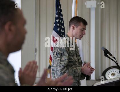 Senior Airman Calvin Cooper spricht während der Uad-2 Jagdgeschwader Ändern des Befehls Zeremonie Okt. 14, 2018 bei Barnes Air National Guard Base, Massachusetts. Oberstleutnant Eric Herman' Armentrout übernimmt das Kommando über die Uad-2 FS von Oberstleutnant Andrew 'Bischof' Jakob nach Oberstleutnant Jeffrey 'Monthy' Beckel seinen Befehl aufgegeben. Stockfoto