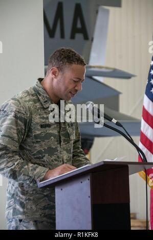 Oberleutnant Tra'Vorus Weber spricht während der Uad-2 Jagdgeschwader Ändern des Befehls Zeremonie Oktober 14, 2018, bei Barnes Air National Guard Base, Massachusetts. Oberstleutnant Eric Herman' Armentrout Befehl der uad-2 FS von Oberstleutnant Andrew 'Bischof' Jakob nach Oberstleutnant Jeffrey 'Monthy' Beckel seinen Befehl aufgegeben. Stockfoto