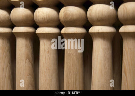 Elemente der hölzerne Treppe. Eiche Baluster. Herstellung von hölzernen Treppen. Close-up. Stockfoto