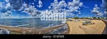 Boote am sonnigen Strand Hammamet, Tunesien, Mittelmeer, Afrika, HDR Panorama Stockfoto