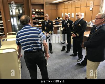 ABILENE, Kansas (Okt. 12, 2018) - Kevin Bailey, ein Archivar der Dwight D. Eisenhower Presidential Library, erörtert einige der offiziellen Aufzeichnungen Präsident Eisenhower mit Kapitän Kyle Higgins, kommandierender Offizier der USS Dwight D. Eisenhower (CVN 69) (Mitte) und andere Segler mit Ike zugeordnet. Die IKE-Segler wurden in Abilene, Kansas, Heimatstadt Präsident Eisenhowers, für ihre Leistungen durch die Allgemeinen und Präsident Eisenhower Leadership Awards ausgezeichnet erkannt zu werden. Die Preise erkennen ihre Führung und Beiträge zu ihren Gemeinschaften, sowohl auf dem Schiff und an Land. Die Matrosen Stockfoto