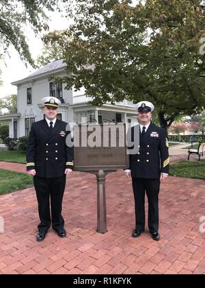 ABILENE, Kansas (Okt. 13, 2018) - Lt Blake Harpel (links) und Chief Personnel Manager Ralph Lange, sowohl auf USS Dwight D. Eisenhower (CVN 69) zugeordnet, vor knabenalter Präsident Eisenhower's Home. Harpel und Lange sind jeweils die General Eisenhower und Präsident Eisenhower Leadership Award Gewinner für 2018. Die Preise erkennen ihre Führung und Beiträge zu ihren Gemeinschaften, sowohl auf dem Schiff und an Land. Die Matrosen waren eingeladen, die Eisenhower Stiftung in Dwight D. Eisenhower's Heimatstadt von Abilene, Kansas, in der Feier auf ihre Leistungen zu verbinden. Das Wochenende auch Stockfoto