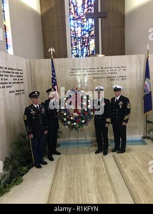 ABILENE, Kansas (Okt. 13, 2018) - Army Command Sgt. Maj. Craig Bischof, command Sergeant Major der 1 Infantry Division in Fort Riley, Kansas, und Generalmajor John Kolasheski, Kommandierender General der 1 Infanterie Division, stehen neben dem kommandierenden Offizier und Command Master Chief der USS Dwight D. Eisenhower (CVN 69), Kapitän Kyle Higgins und Command Master Chief Todd Mangin, Nach einer Kranzniederlegung anlässlich des Jahrestages der Geburt Präsident Eisenhower auf, was seinen 128. Geburtstag gewesen wäre. Ike-Segler wurden in Eisenhowers Heimatstadt von Abilene, Kansas, mit erkannt werden Stockfoto