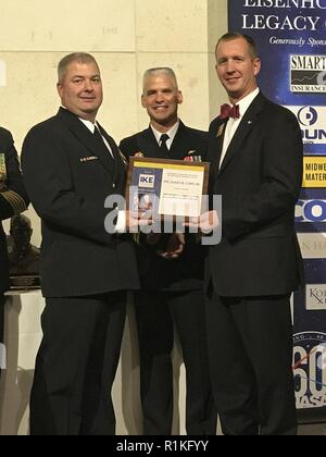 ABILENE, Kansas (Okt. 13, 2018) - Chief Personnel Manager Ralph Lange, zugeordnet zu den USS Dwight D. Eisenhower (CVN 69), empfängt den Präsidenten Eisenhower Leadership Award, von Kyle Campbell, Eisenhower Stiftung Mitglied des Vorstands, als Ike befehlshabenden Offizier, Kapitän Kyle Higgins auf während der Eisenhower Legacy Galadiner im Dwight D. Eisenhower Presidential Library aussieht. Lange, zusammen mit General Eisenhower Leadership Award Gewinner lt Blake Harpel, wurden eingeladen, die Eisenhower Stiftung in Dwight D. Eisenhower's Heimatstadt von Abilene, Kansas, in der Feier auf ihre Leistungen zu verbinden. Die aw Stockfoto