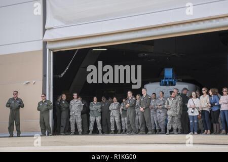 Oberst David Johnson, der Kommandant der 179th Airlift Wing Operations, feiert seine "fini Flug" mit der 179Th Airlift Wing Oktober 11, 2018, an der 179th Airlift Wing, Mansfield, Ohio. Die fini Flug ist eine altehrwürdige Tradition der militärischen Luftfahrt der letzte Flug der Zeit eines aicrew die Kennzeichnung mit einer Einheit. Stockfoto