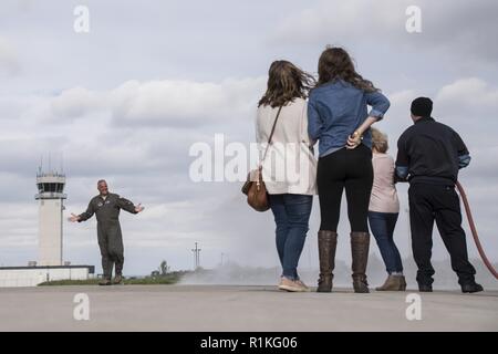 Oberst David Johnson, der Kommandant der 179th Airlift Wing Operations, feiert seine "fini Flug" mit der 179Th Airlift Wing Oktober 11, 2018, an der 179th Airlift Wing, Mansfield, Ohio. Die fini Flug ist eine altehrwürdige Tradition der militärischen Luftfahrt der letzte Flug der Zeit eines aicrew die Kennzeichnung mit einer Einheit. Stockfoto