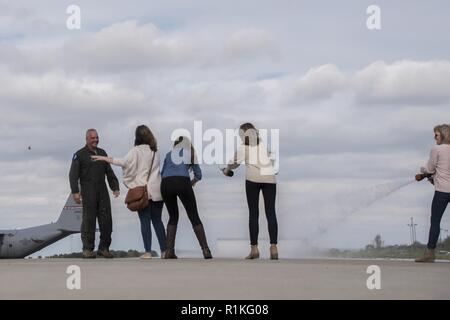 Oberst David Johnson, der Kommandant der 179th Airlift Wing Operations, feiert seine "fini Flug" mit der 179Th Airlift Wing Oktober 11, 2018, an der 179th Airlift Wing, Mansfield, Ohio. Die fini Flug ist eine altehrwürdige Tradition der militärischen Luftfahrt der letzte Flug der Zeit eines aicrew die Kennzeichnung mit einer Einheit. Stockfoto