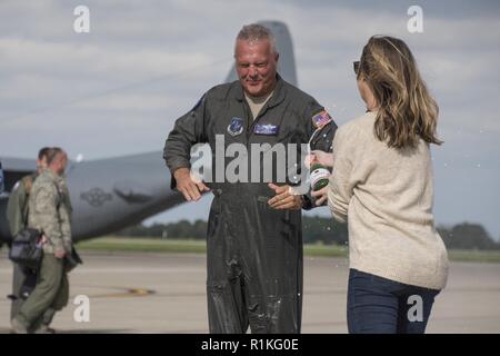 Oberst David Johnson, der Kommandant der 179th Airlift Wing Operations, feiert seine "fini Flug" mit der 179Th Airlift Wing Oktober 11, 2018, an der 179th Airlift Wing, Mansfield, Ohio. Die fini Flug ist eine altehrwürdige Tradition der militärischen Luftfahrt der letzte Flug der Zeit eines aicrew die Kennzeichnung mit einer Einheit. Stockfoto