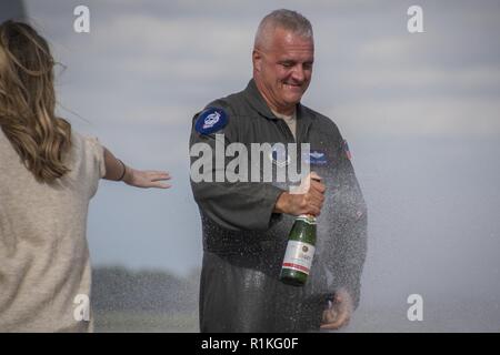 Oberst David Johnson, der Kommandant der 179th Airlift Wing Operations, feiert seine "fini Flug" mit der 179Th Airlift Wing Oktober 11, 2018, an der 179th Airlift Wing, Mansfield, Ohio. Die fini Flug ist eine altehrwürdige Tradition der militärischen Luftfahrt der letzte Flug der Zeit eines aicrew die Kennzeichnung mit einer Einheit. Stockfoto