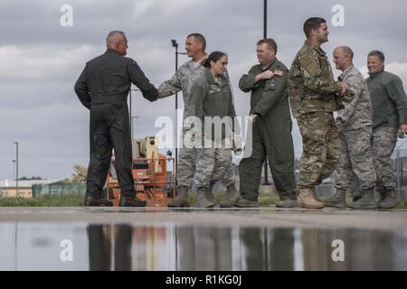 Oberst David Johnson, der Kommandant der 179th Airlift Wing Operations, feiert seine "fini Flug" mit der 179Th Airlift Wing Oktober 11, 2018, an der 179th Airlift Wing, Mansfield, Ohio. Die fini Flug ist eine altehrwürdige Tradition der militärischen Luftfahrt der letzte Flug der Zeit eines aicrew die Kennzeichnung mit einer Einheit. Stockfoto