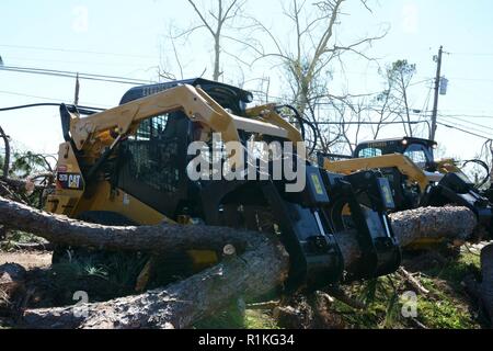 Staff Sgt. Alex Spano, elektrische Facharbeiter und Senior Airman Gonard Caudill, Heavy Equipment operator, sowohl aus der 202. Geben Sie der Camp Blanding, Fla., Tag-Team schweren Baum Ausbau in einer Nachbarschaft innerhalb der 10 Mile Road Bereich von Panama City 16. Okt., 2018. Der 202 wurde für ihr Know-how in der effizienten Route clearing genannt nach dem Hurrikan Michael durch kamen. Stockfoto