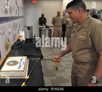 DAHLGREN, Va (Okt. 2010) 12, 2018) - Cmdr. Steven Perchalski schneidet den Kuchen in der Feier des im Geburtstag des Marine Naval Surface Warfare Center Dahlgren Division (NSWCDD). Die Veranstaltung Perchalski wie der Befehl älteste Sailor schneiden Geburtstagstorte der Marine mit jüngsten des Befehls Sailor, Lt Adam Mattison. Die Marine birthday cake Cutting ist wichtig für alle Segler, da es eine jährliche Erneuerung der Verpflichtung, die jeder Seemann, der Marine und das Engagement der Marine zu Quest unseres Landes für den Frieden und Freiheit auf der Welt. Perchalski und Mattison schneiden Sie den Kuchen mit einem Schwert, einem Tradit Stockfoto