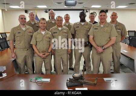 DAHLGREN, Va (Okt. 2010) 12, 2018) - Naval Surface Warfare Center Dahlgren Division (NSWCDD) militärische Personal dargestellt vor dem Ersten Weltkrieg bombsight - dient der Prüfung an den Dahlgren Naval Proving Ground in den 1920er zu führen er und 1930er Jahre - während einer Feier im Geburtstag der Marine. Das Flugzeug Kurs - Einstellung bombsight ist eines der wenigen erhaltenen Beispiele der vielen bombsights bei Dahlgren getestet. NSWCDD feiert 100 Jahre zukunftsweisende technologische Innovation im Dienste der warfighter in einem hundertjährigen Grand Finale Okt. 19 mit einer Ausstellung Zelt, ein US-Marine Ba Stockfoto